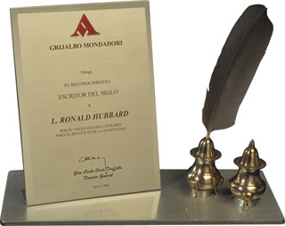 Writer of the Century Award – Mondadori Press | Voor de bijdrage die L. Ron Hubbard’s boeken hebben geleverd aan de mensheid.